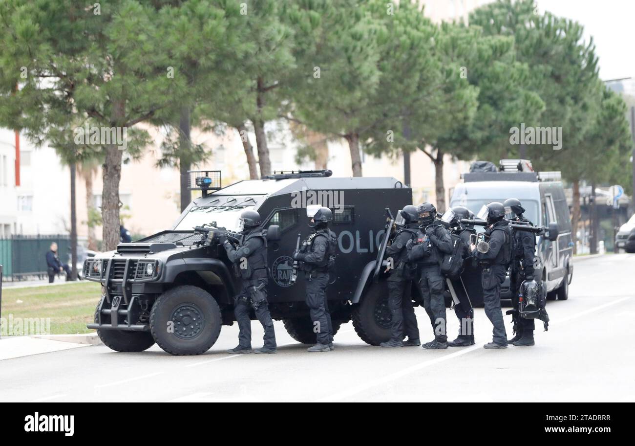 Bella, Francia. 30 novembre 2023. © PHOTOPQR/NICE MATIN/Dylan Meiffret ; Nizza ; 30/11/2023 ; Opération de Police dans le quartier des moulins, des hommes armés sont recherchés. Sur Place une brigade de la CRS 81 et les Forces du RAID interviennent. ICI : le RAID intervient Nizza, Francia, 30 novembre 2023. Parte orientale di Nizza S: Operazione di polizia contro il traffico di droga nel distretto di Les Moulins, sono ricercati uomini armati. Credito speciale poliziotti: MAXPPP/Alamy Live News Foto Stock