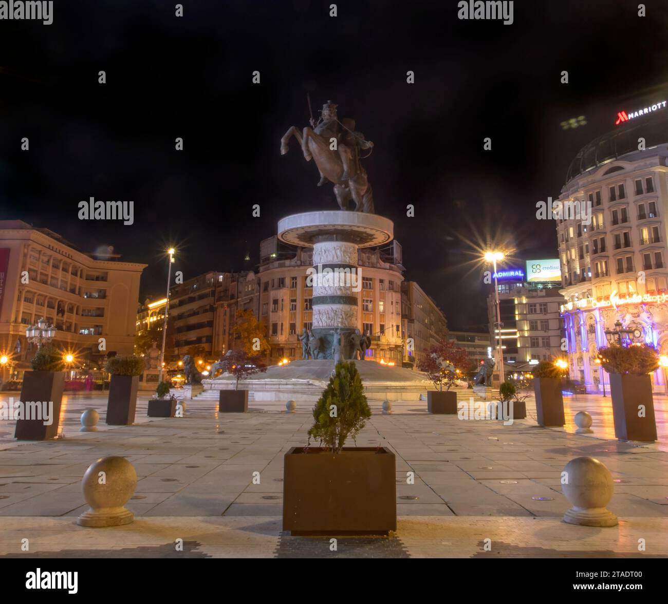 Una statua di Alessandro Magno di notte in Piazza Macedonia a Skopje, Macedonia del Nord Foto Stock