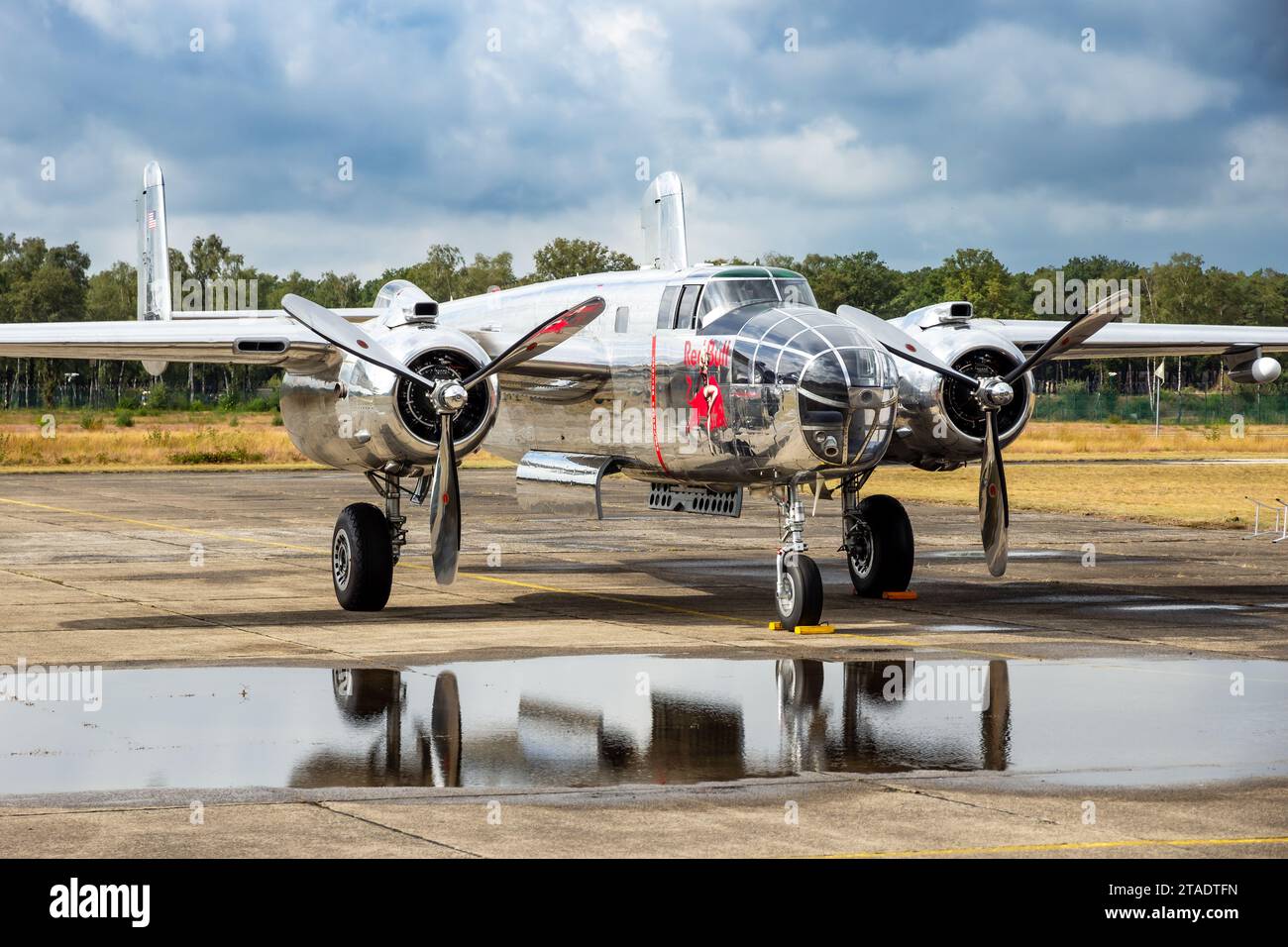 B-25J Mitchell del Nord America dei Flying Bulls sull'asfalto di Kleine Brogel. Peer, Belgio - 10 settembre 2022 Foto Stock