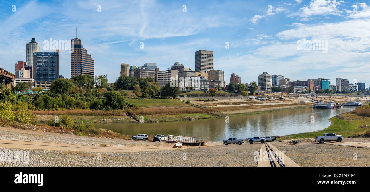Vista panoramica del paesaggio urbano di Memphis, Tennessee, con bassi livelli d'acqua nel porto di Wolf River e lo scalo solo appena raggiunto l'acqua Foto Stock