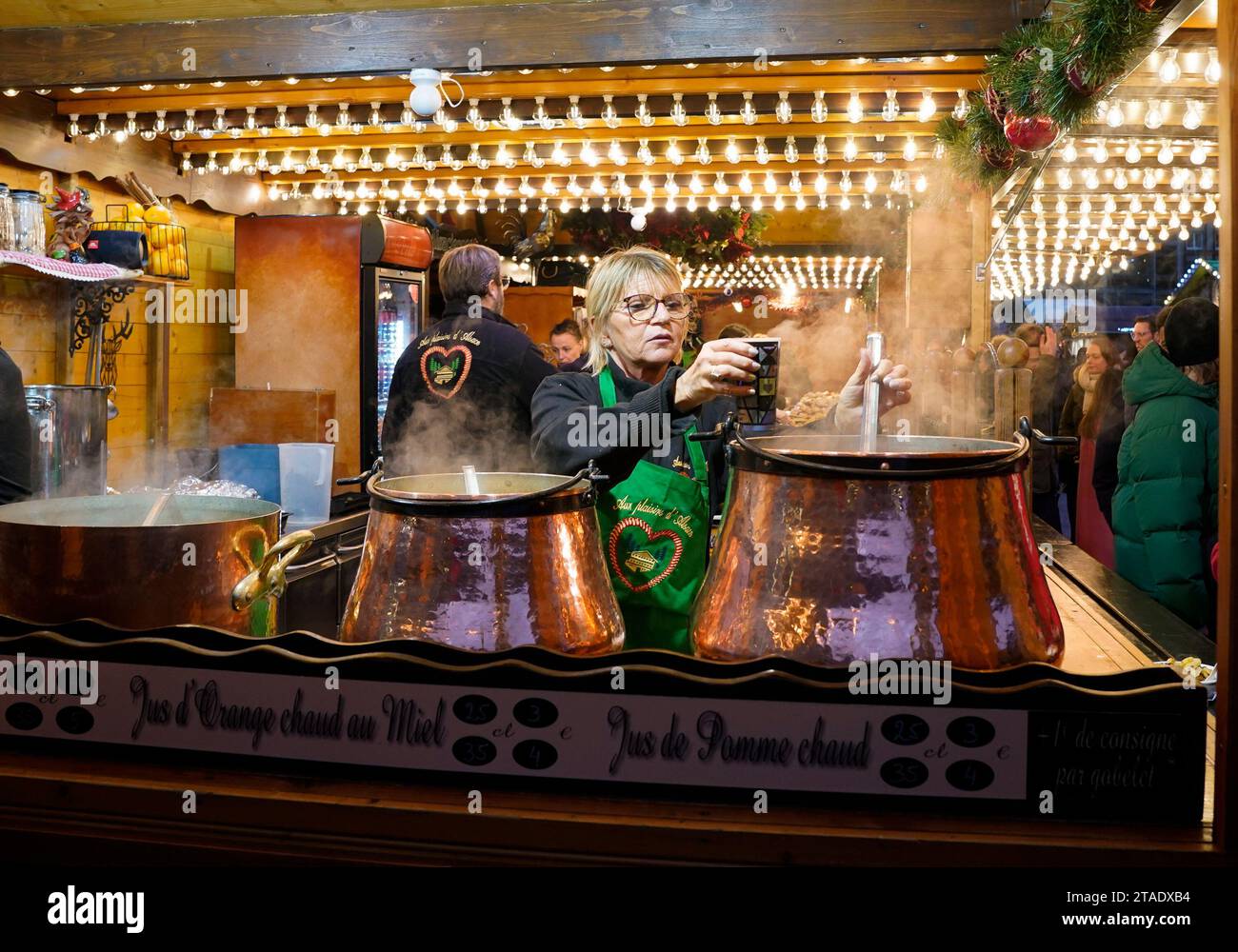 Il VIN Chaud, o vino caldo speziato, è un punto fermo dei mercatini di Natale annuali della città francese orientale di Strasburgo. I mercati sono uno dei più antichi d'Europa, essendo operativi da oltre 400 anni. Si stima che oltre due milioni di persone visiteranno la città durante la stagione di Yule del 2023. Foto Stock