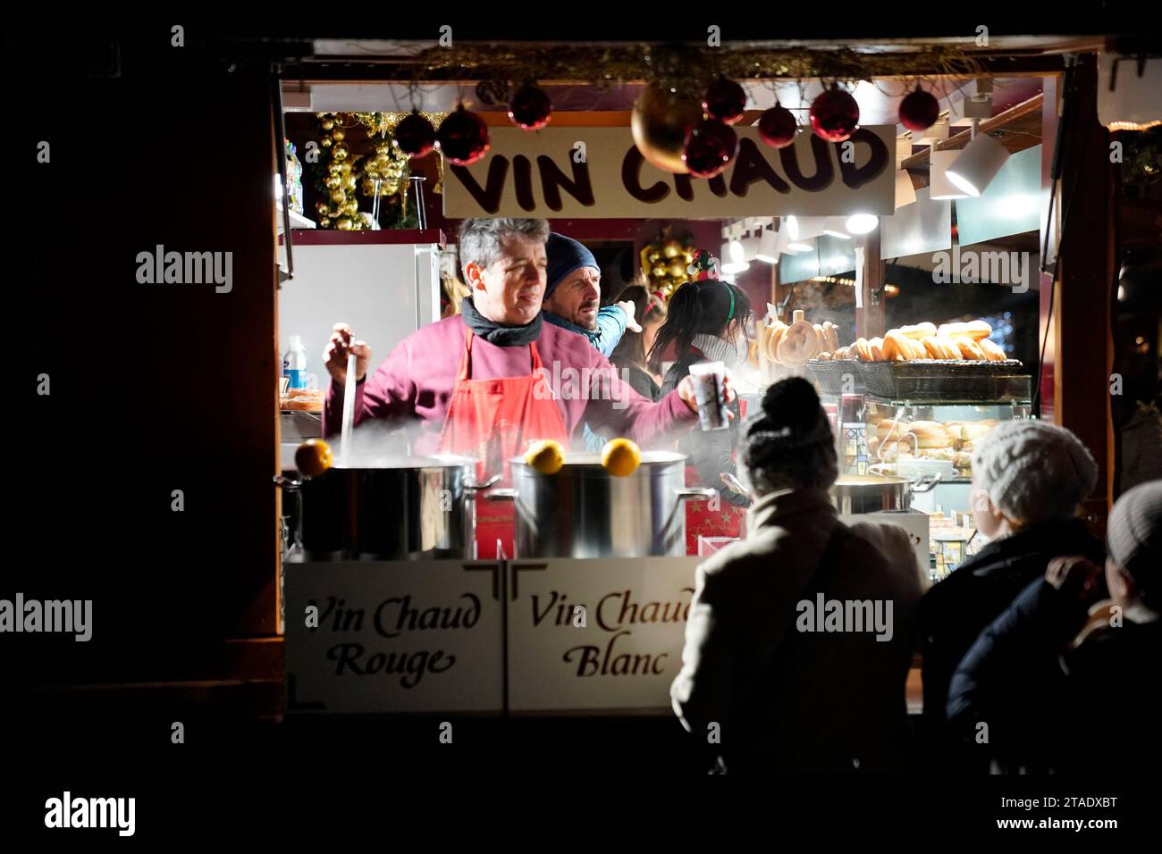 Gli amanti dello shopping apprezzeranno il Vin Chaud o il vino caldo speziato, durante i mercatini di Natale annuali nella città orientale della Francia. I mercati sono uno dei più antichi d'Europa, essendo operativi da oltre 400 anni. Si stima che oltre due milioni di persone visiteranno la città durante la stagione di Yule del 2023. Foto Stock