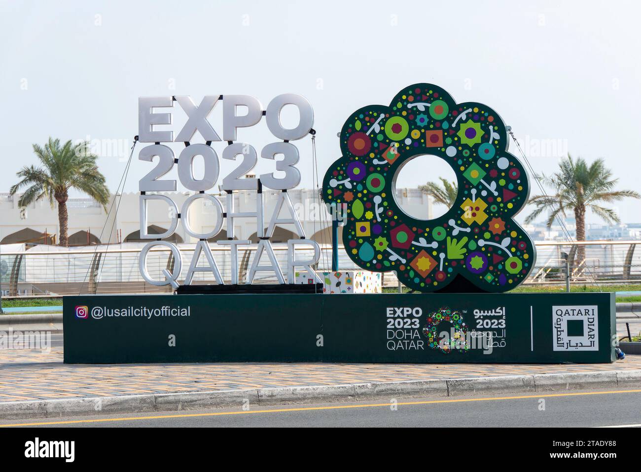Doha, Qatar, 31 ottobre 2023. Pubblicità per Expo 2023, esposizione orticola, lungo la strada Foto Stock