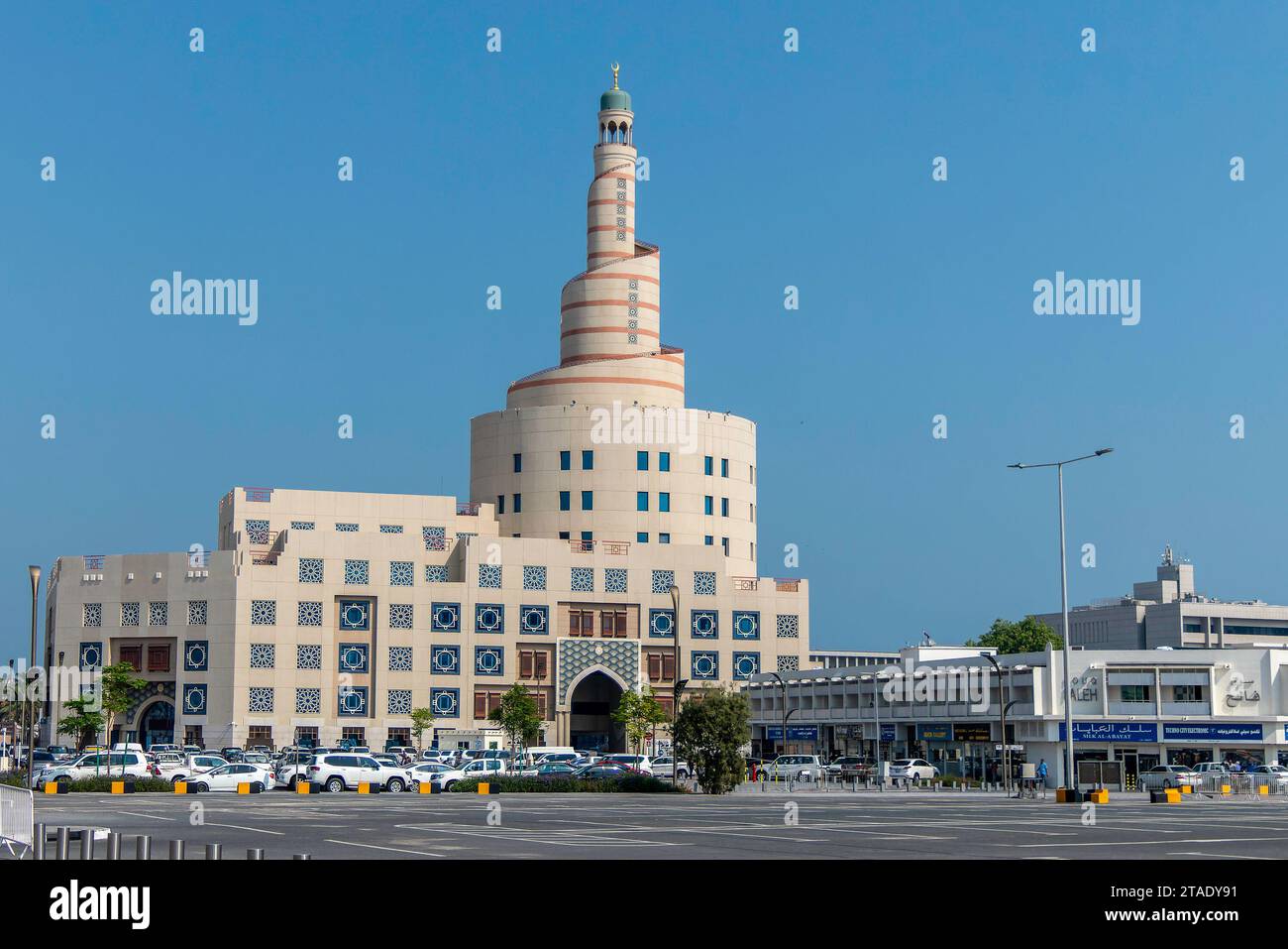 Doha, Qatar, 1 novembre 2023. Vista della torre a spirale al Fanar del Centro culturale Islamico Abdullah Bin Zaid al Mahmoud Foto Stock
