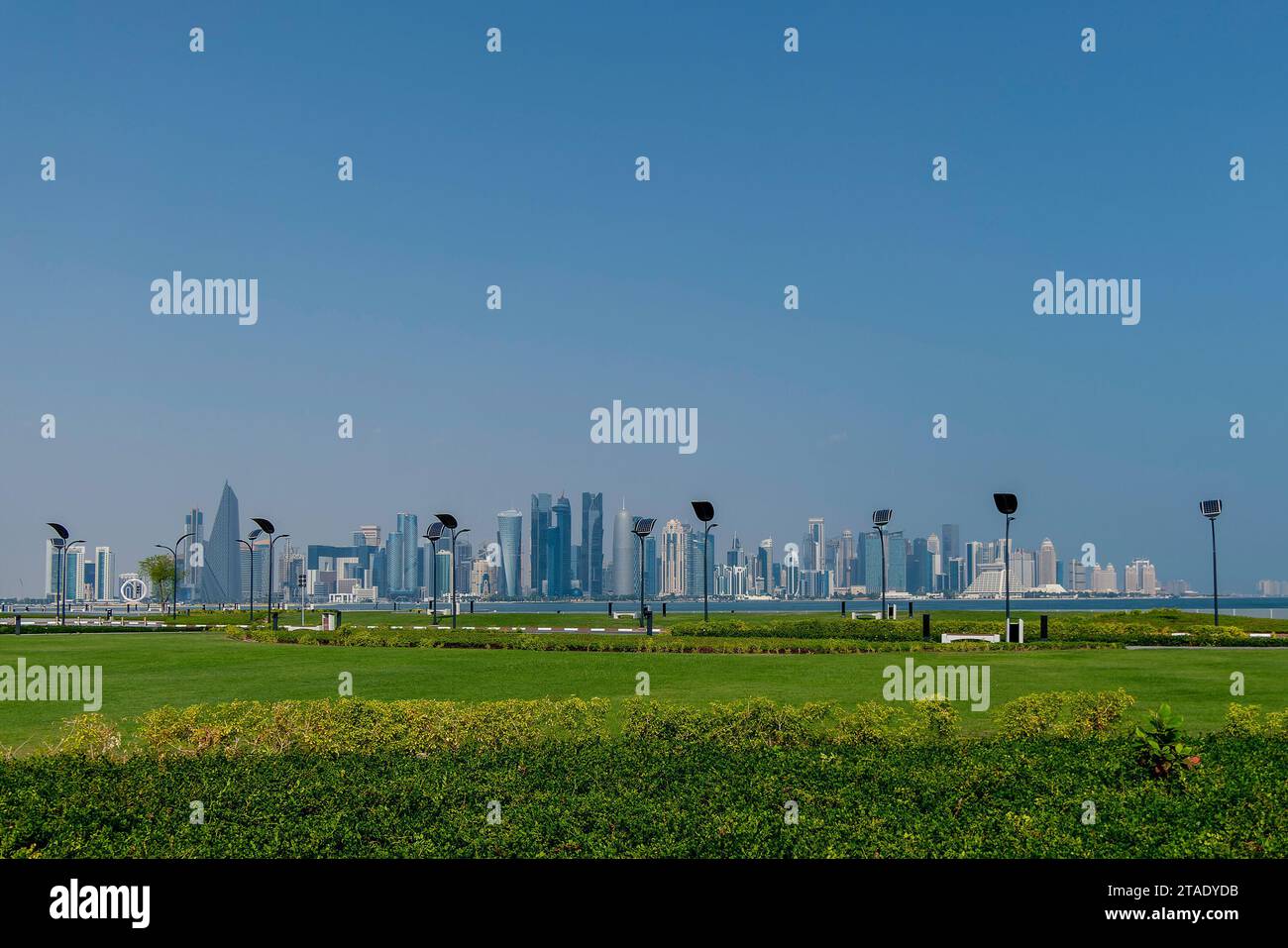 Doha, Qatar, 1er novembre 2023. Vue des gratte-ciel depuis des jardins Foto Stock