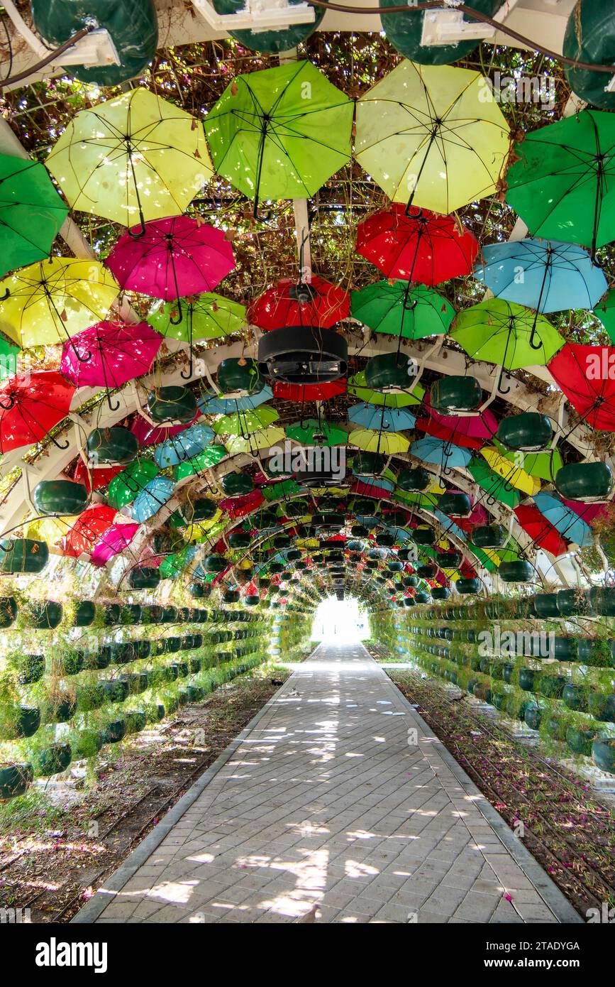 Doha, Qatar, 31 ottobre 2023. Tunnel verde e ombrelloni per l'ombra alla stazione della metropolitana Corniche. Foto Stock