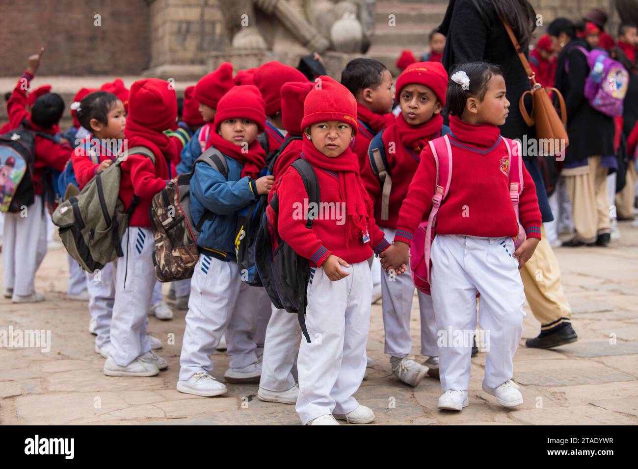 Kathmandu, Nepal - 10 maggio 2022: Gli studenti delle scuole elementari visitano i siti patrimonio dell'umanità dell'UNESCO, "Bhaktapur Durbar Square" del vecchio regno di Bhaktapur. Foto Stock