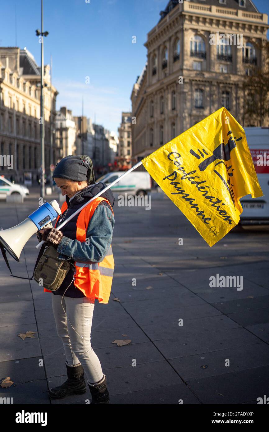 Parigi, Francia. 30 novembre 2023. Apicoltori in Place de la Republique. In risposta a una chiamata della Confederazione paysanne, gli apicoltori si radunarono in Place de la Republique a Parigi per sostenere la loro causa. Mentre la produzione francese copre meno della metà del volume del consumo francese, i commercianti francesi hanno saturato i loro magazzini di mieli importati dall'Europa orientale, acquistati per meno di 2 euro/kg, sfidando la concorrenza con la produzione francese. Il 30 novembre 2023. Foto di Alexis Jumeau/ABACAPRESS.COM credito: Abaca Press/Alamy Live News Foto Stock