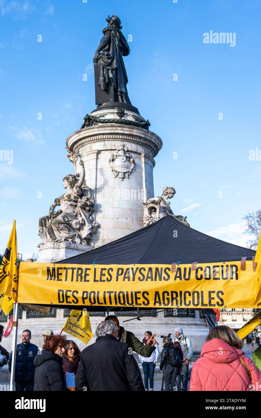 Parigi, Francia. 30 novembre 2023. Apicoltori in Place de la Republique. In risposta a una chiamata della Confederazione paysanne, gli apicoltori si radunarono in Place de la Republique a Parigi per sostenere la loro causa. Mentre la produzione francese copre meno della metà del volume del consumo francese, i commercianti francesi hanno saturato i loro magazzini di mieli importati dall'Europa orientale, acquistati per meno di 2 euro/kg, sfidando la concorrenza con la produzione francese. Il 30 novembre 2023. Foto di Alexis Jumeau/ABACAPRESS.COM credito: Abaca Press/Alamy Live News Foto Stock