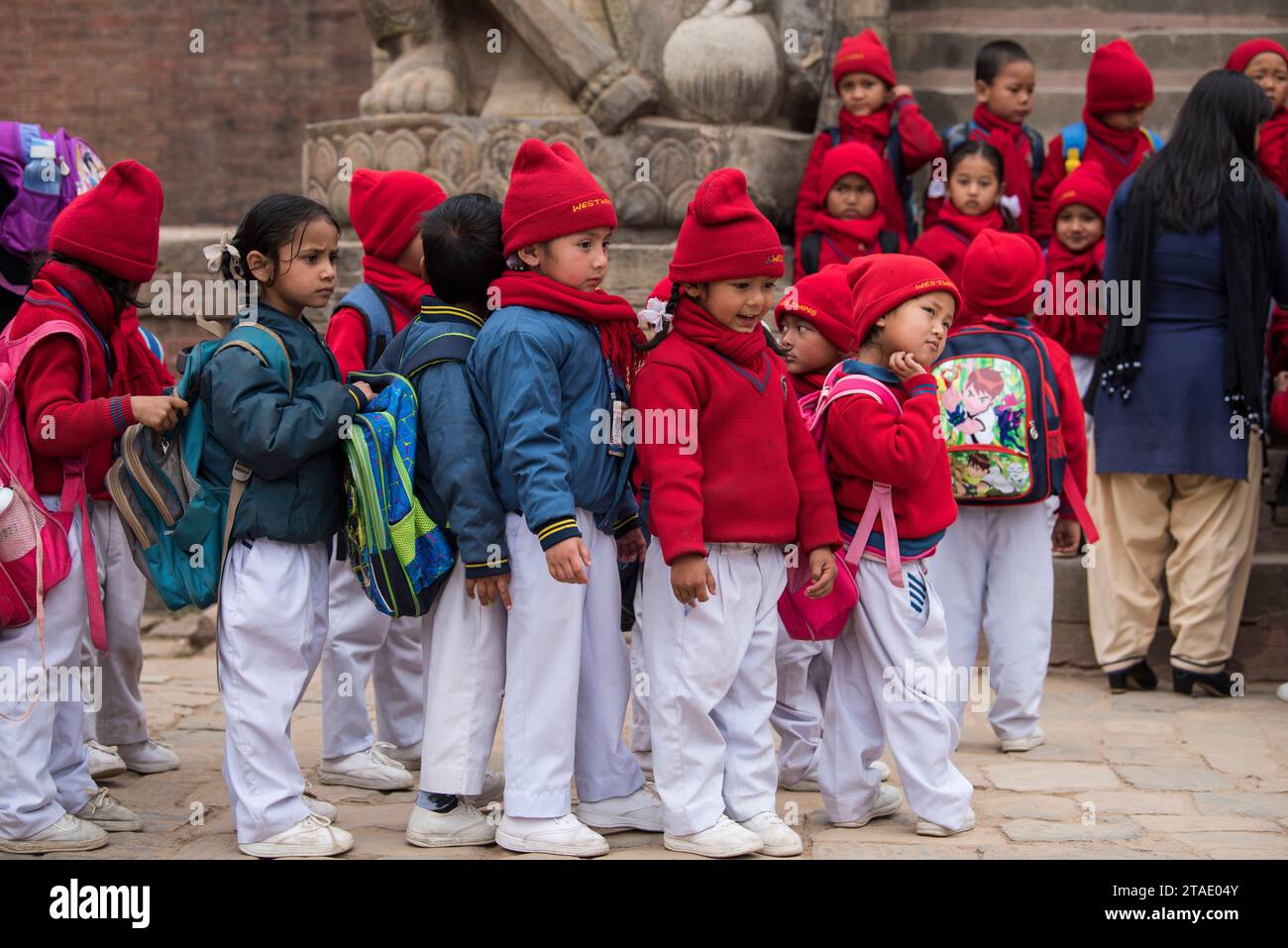 Kathmandu, Nepal - 10 maggio 2022: Gli studenti delle scuole elementari visitano i siti patrimonio dell'umanità dell'UNESCO, "Bhaktapur Durbar Square" del vecchio regno di Bhaktapur. Foto Stock