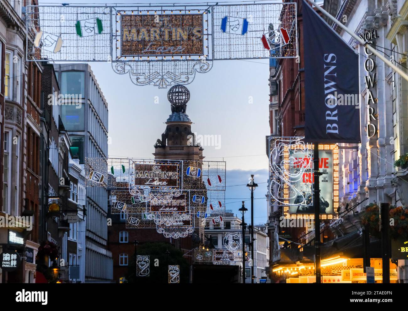 St Martin's Lane, Londra, Regno Unito. 30 novembre 2023. Luci di Natale su St Martin's Lane, Londra. Crediti: Matthew Chattle/Alamy Live News Foto Stock