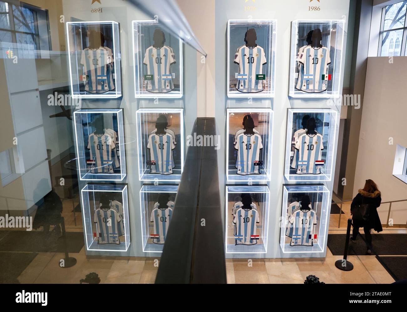 New York, Stati Uniti. 30 novembre 2023. Il set di sei maglie indossate da Lionel messi. Dalla Coppa del mondo FIFA 2022 è uno dei tanti momenti salienti delle vendite di lusso di Sotheby al Sotheby's di New York City giovedì 30 novembre 2023. Foto di John Angelillo/UPI Credit: UPI/Alamy Live News Foto Stock