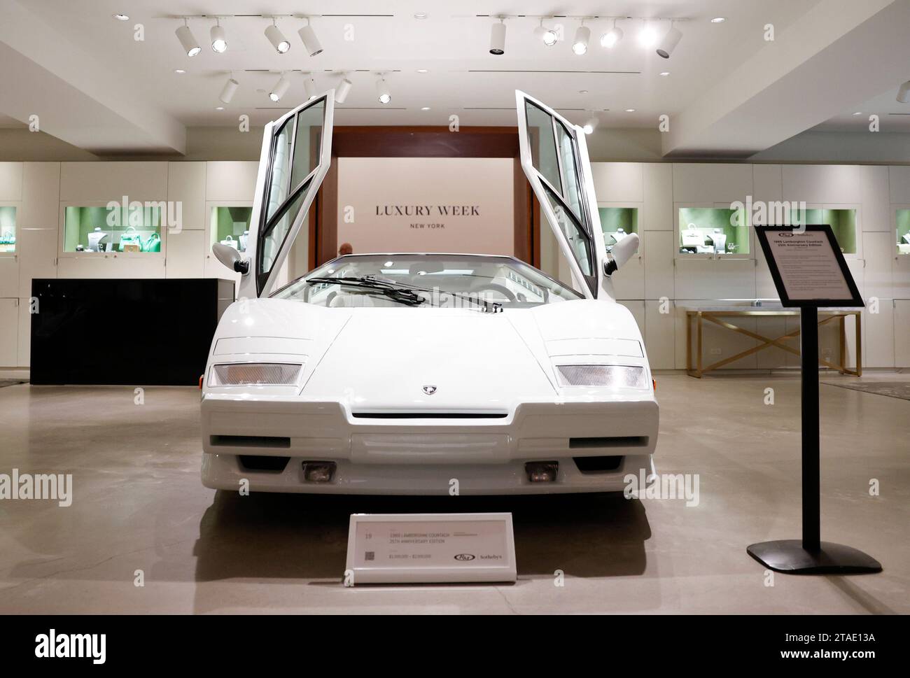 New York, Stati Uniti. 30 novembre 2023. La Lamborghini Countach 25th Anniversary Edition 1989 del film di Martin Scorsese del 2013 "The Wolf of Wall Street" è uno dei molti punti salienti delle vendite di lusso di Sotheby al Sotheby's di New York City giovedì 30 novembre 2023. Foto di John Angelillo/UPI Credit: UPI/Alamy Live News Foto Stock