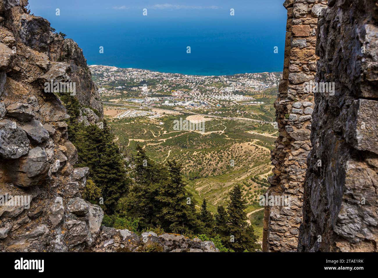 Una vista su Kyrenia da un varco tra le mura del Castello di Saint Hilarion, Cipro del Nord Foto Stock