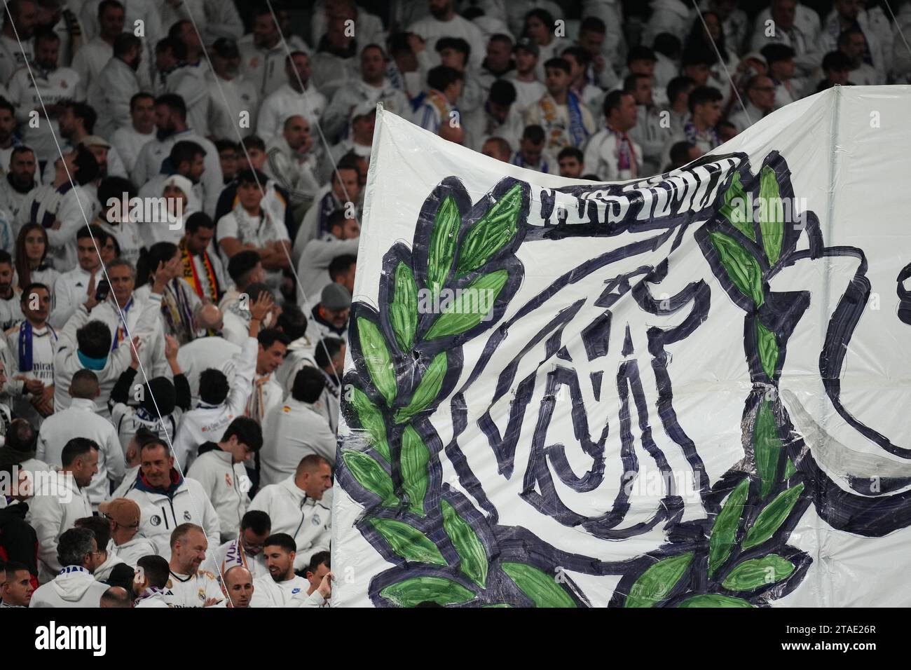 Madrid, Spagna. 29 novembre 2023. I tifosi del Real Madrid sulle tribune durante la partita di UEFA Champions League, gruppo C, tra Real Madrid e SCC Napoli hanno giocato allo stadio Santiago Bernabeu il 29 novembre 2023 a Madrid, in Spagna. (Foto di Bagu Blanco/PRESSINPHOTO) crediti: PRESSINPHOTO SPORTS AGENCY/Alamy Live News Foto Stock