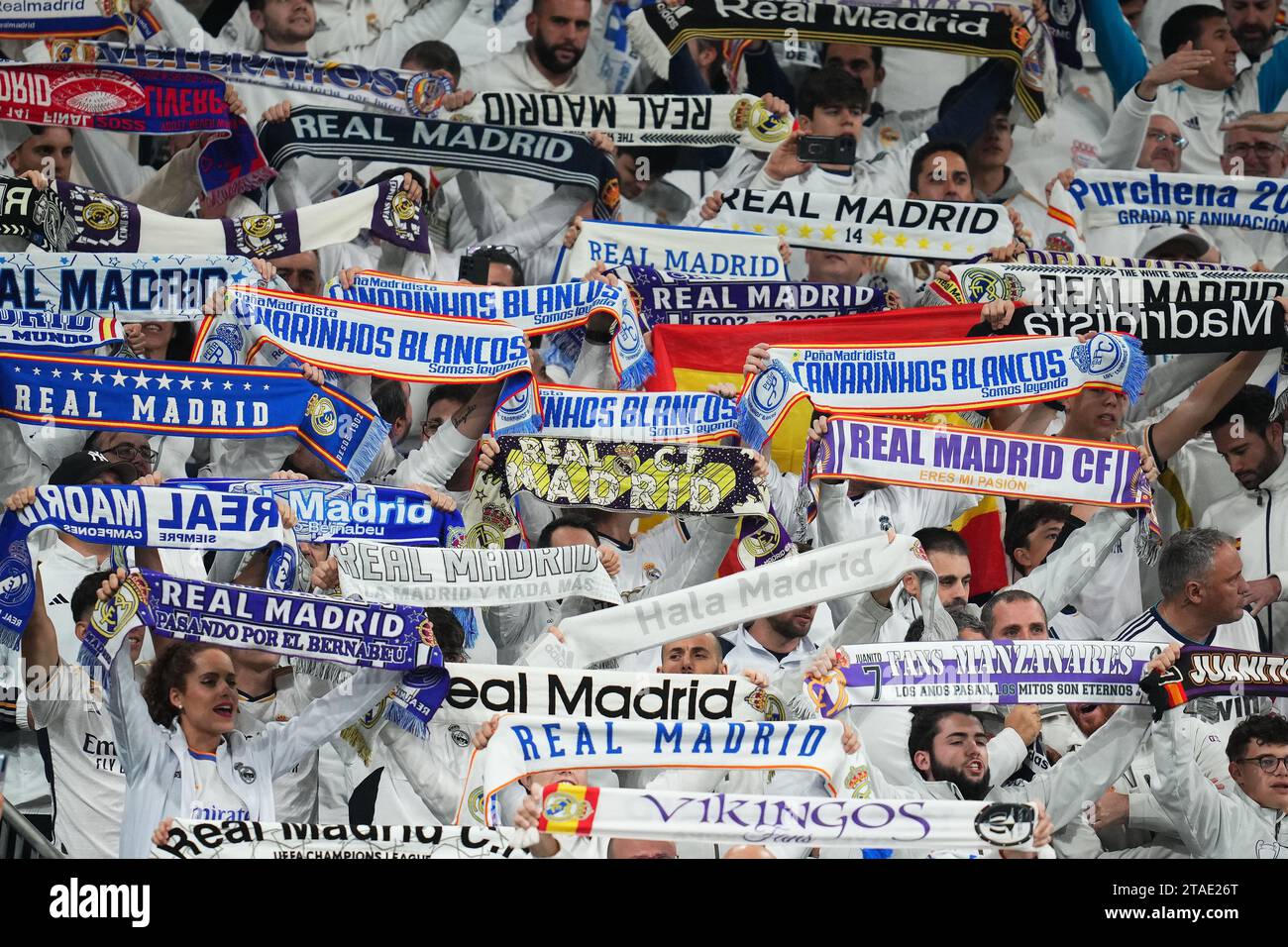Madrid, Spagna. 29 novembre 2023. I tifosi del Real Madrid con sciarpe sulle tribune durante la partita di UEFA Champions League, gruppo C, tra Real Madrid e SCC Napoli, hanno giocato allo stadio Santiago Bernabeu il 29 novembre 2023 a Madrid, in Spagna. (Foto di Bagu Blanco/PRESSINPHOTO) crediti: PRESSINPHOTO SPORTS AGENCY/Alamy Live News Foto Stock