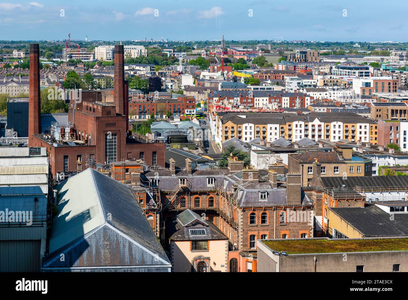 Repubblica d'Irlanda, contea di Dublino, Dublino, Guinness Storehouse, museo nella fabbrica che ripercorre la storia della famosa birra irlandese, vista degli edifici della birreria e della città, distilleria Left Roe and Co Foto Stock