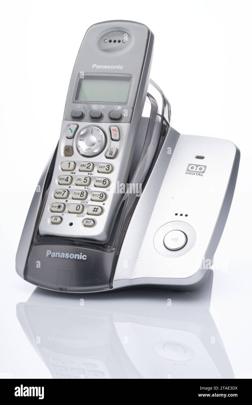 Un telefono tradizionale. Dispositivo di comunicazione. Parla con qualcuno al telefono. Su uno sfondo bianco. Foto Stock