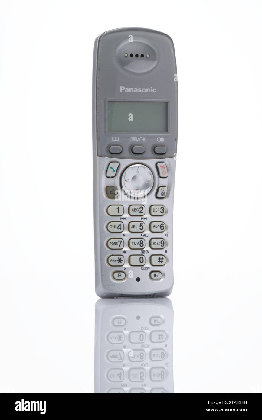 Un telefono tradizionale. Dispositivo di comunicazione. Parla con qualcuno al telefono. Su uno sfondo bianco. Foto Stock