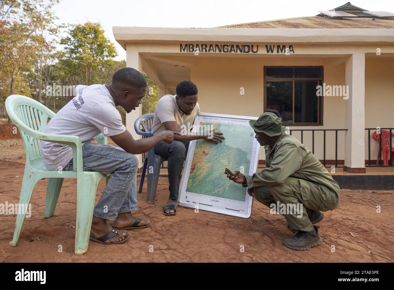 Tanzania, Ruvuma, WMA (Wildlife Managment area) di Mbarangandu, i ranger discutono con la ONG Honeyguide per valutare le zone di conflitto tra popolazione e animali selvatici Foto Stock
