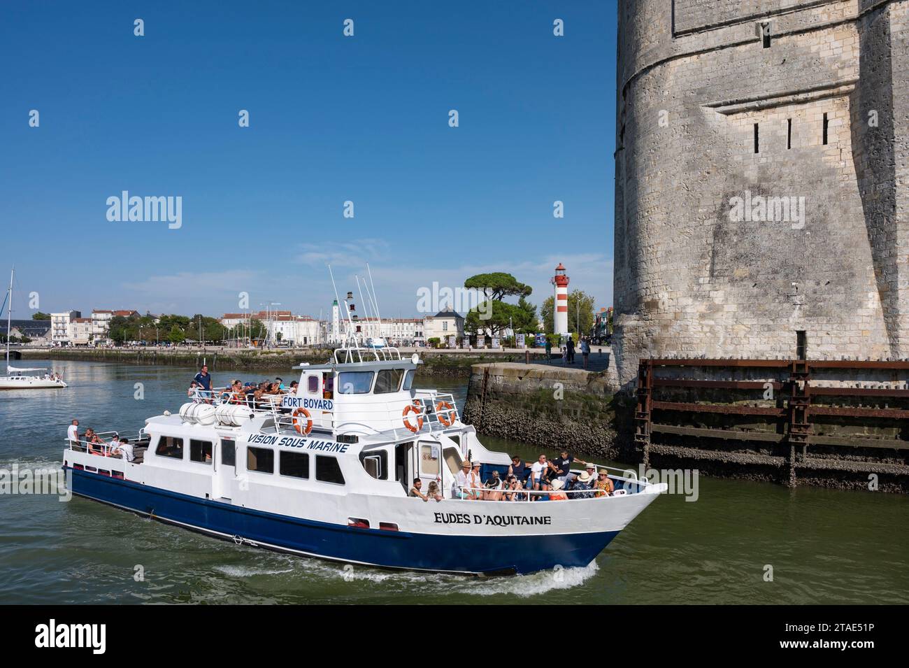 Francia, Charente-Maritime (17), la Rochelle, la torre di Saint-Nicolas all'ingresso del Porto Vecchio e una barca turistica Foto Stock