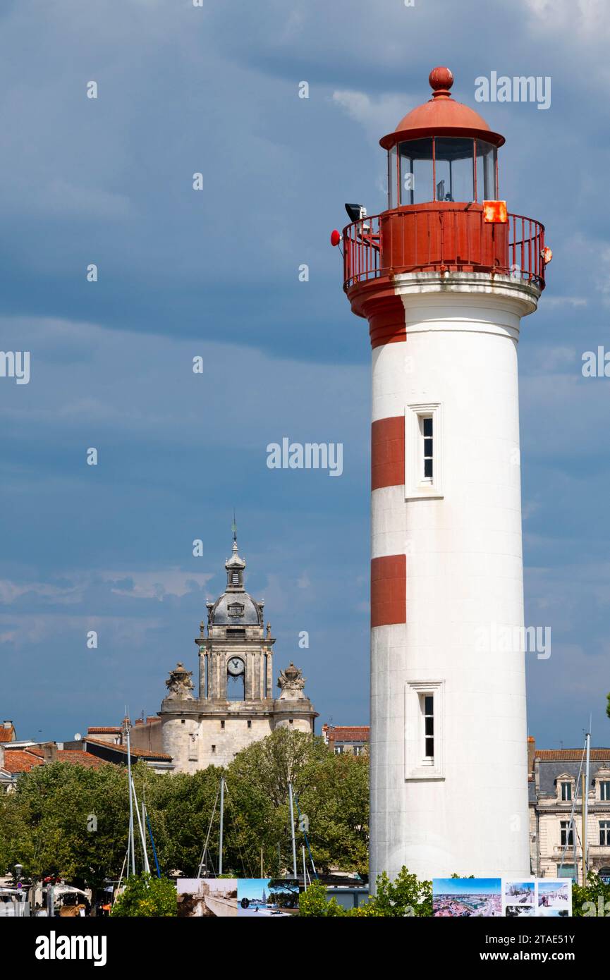 Francia, Charente-Maritime (17), la Rochelle, l'ingresso al Porto Vecchio e alla zona di Gabut e la torre dell'orologio dietro Foto Stock