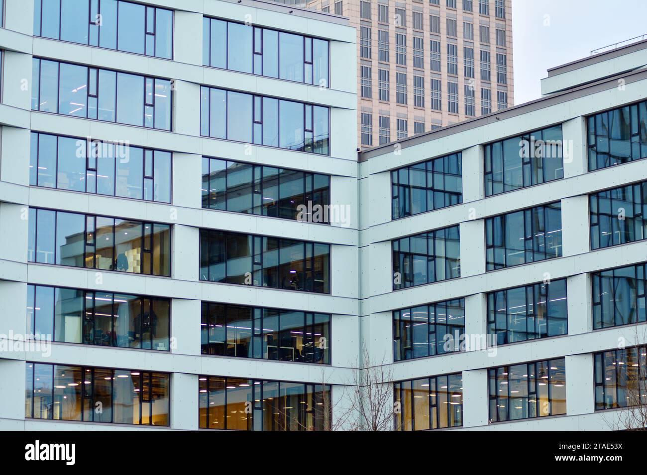 Frammento di pareti di vetro e metallo della facciata. Uffici commerciali. Architettura aziendale moderna astratta. Foto Stock