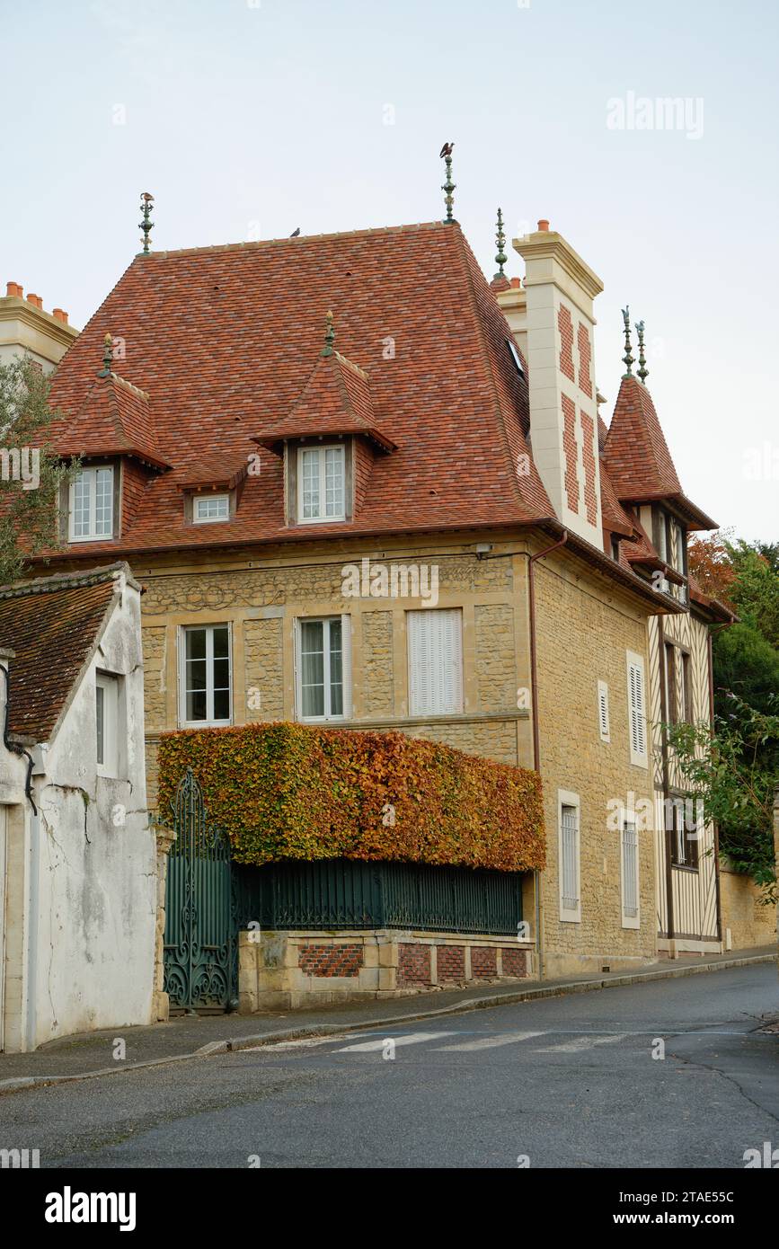 La città di Saint Pierre en Auge, nella regione di Calvados in Normandia, Francia settentrionale. Foto Stock