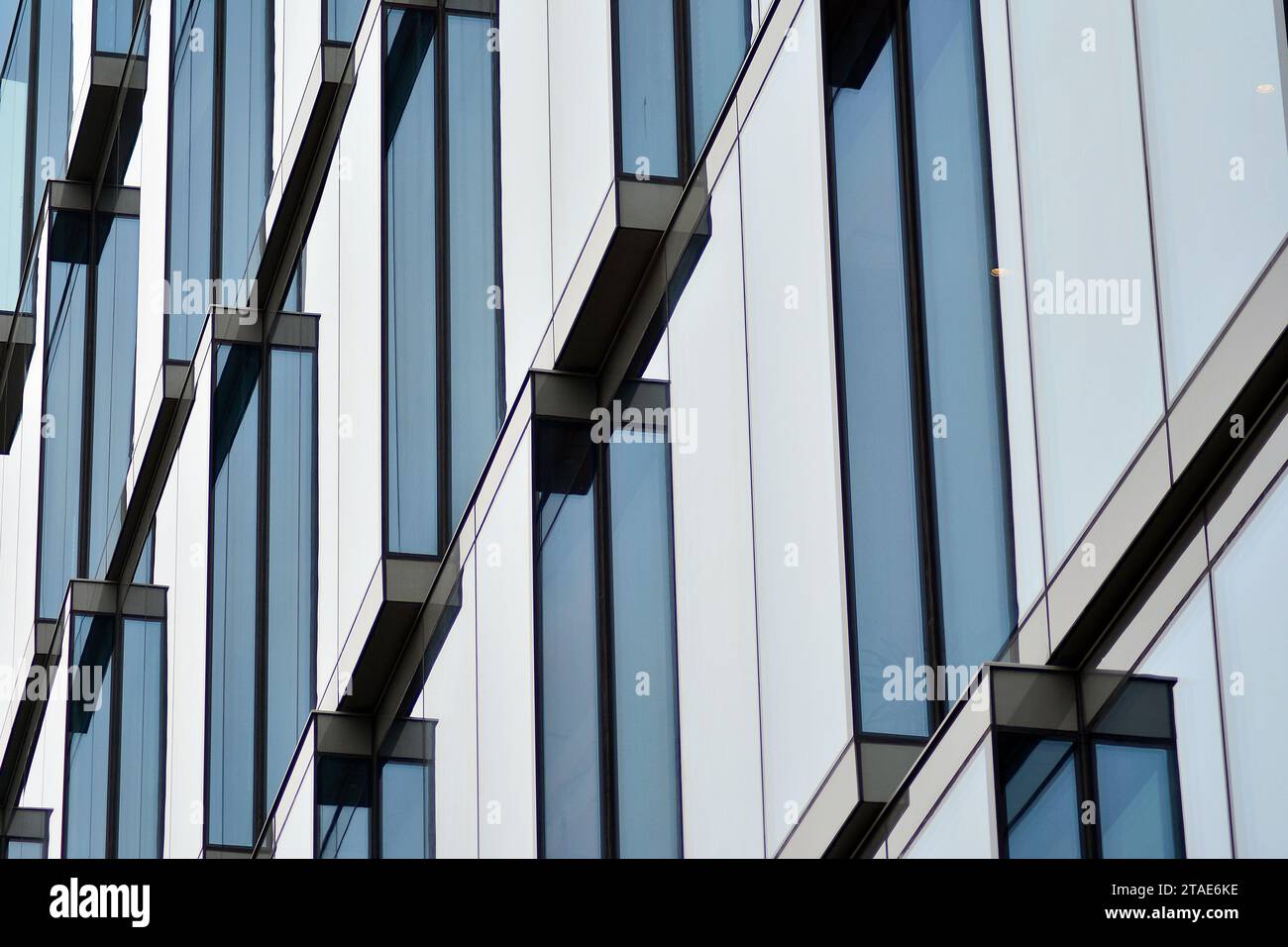 Frammento di pareti di vetro e metallo della facciata. Uffici commerciali. Architettura aziendale moderna astratta. Foto Stock