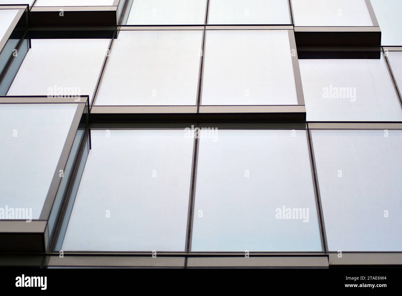 Frammento di pareti di vetro e metallo della facciata. Uffici commerciali. Architettura aziendale moderna astratta. Foto Stock