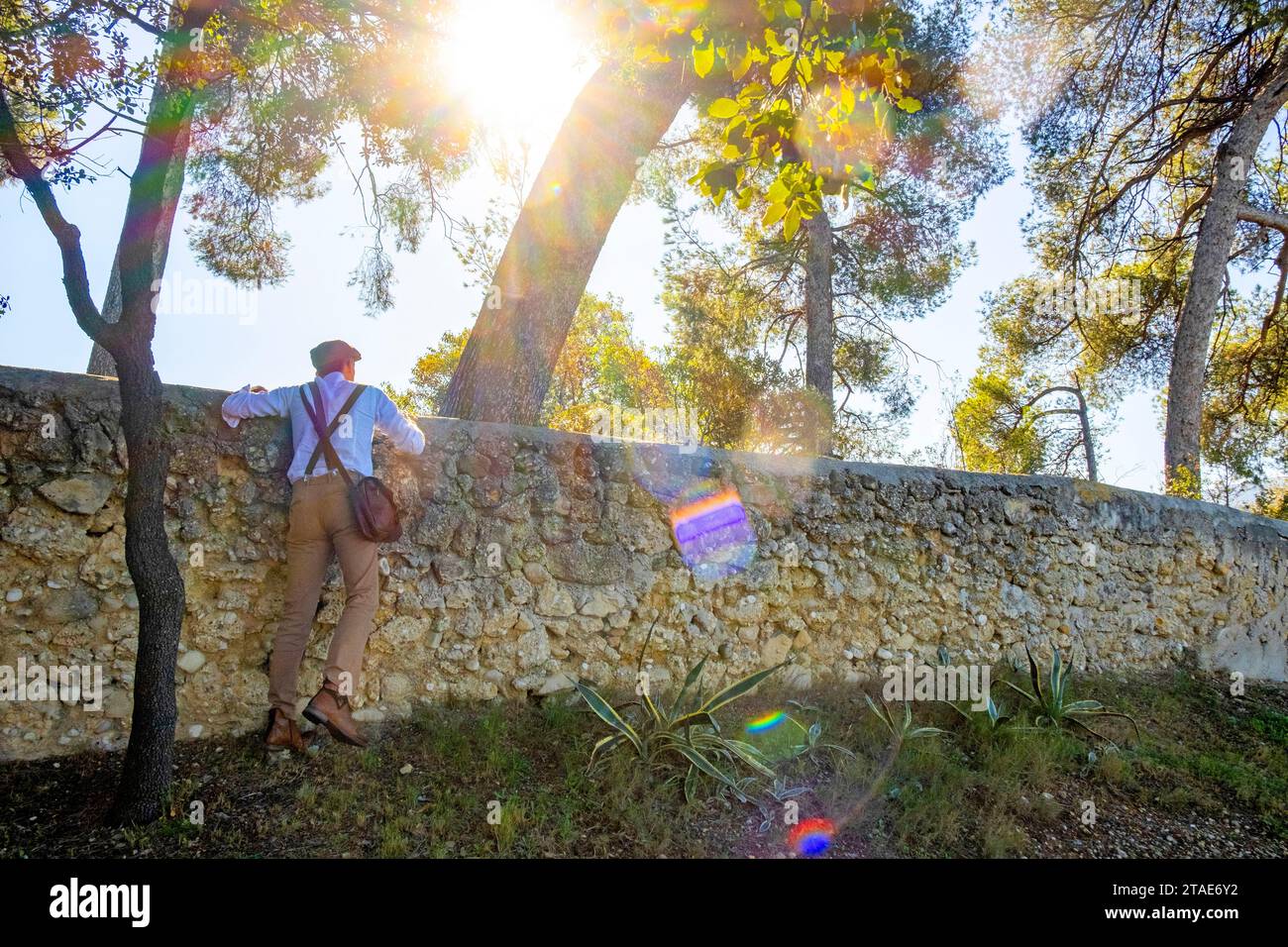 Francia, Bouches du Rhone, Marsiglia, parte delle mura circostanti a nord del castello della Buzine. Damien, guida escursionistica "Authentic Pagnol" approvata dalla famiglia Pagnol Foto Stock