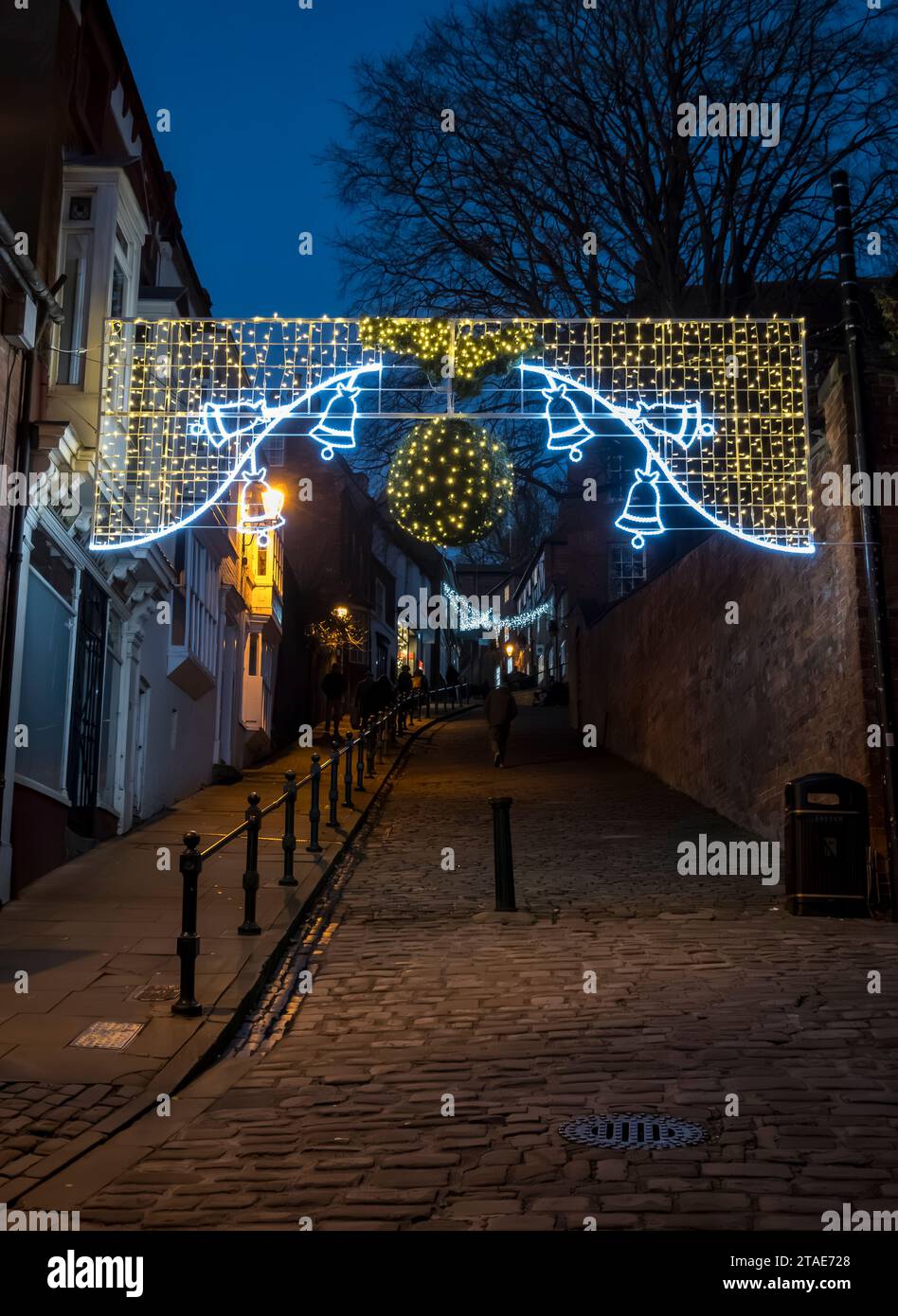 Decorazioni natalizie che guardano su Steep Hill, Lincoln City, Lincolnshire, Inghilterra, Regno Unito Foto Stock