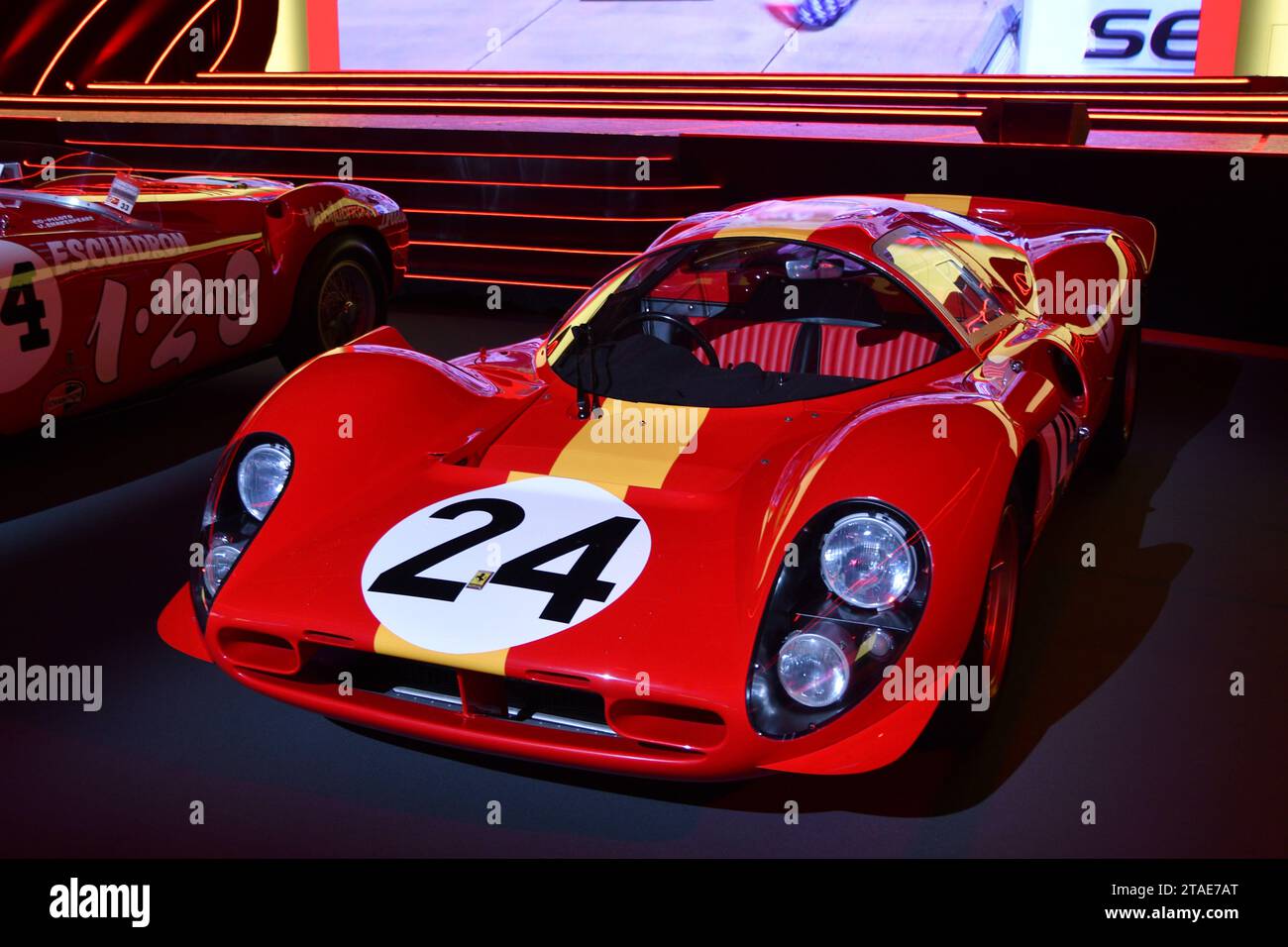 Scarperia, Mugello - 28 ottobre 2023: Ferrari 330 P4 in mostra durante le finali mondiali Ferrari 2023 sul circuito del Mugello in Italia. Foto Stock