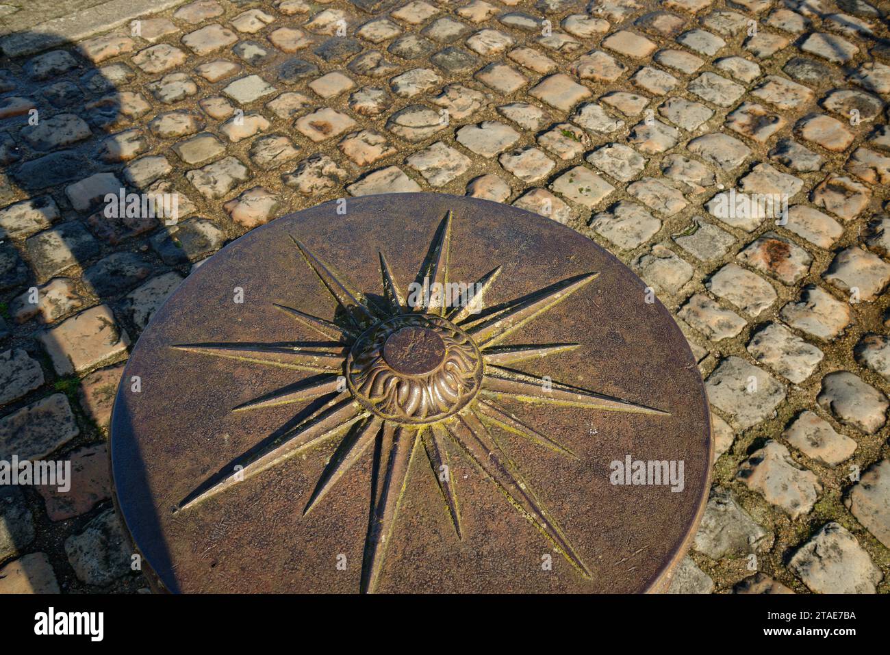 Decorazione in metallo della parte superiore di un capstan nel porto di Honfleur, Francia Foto Stock