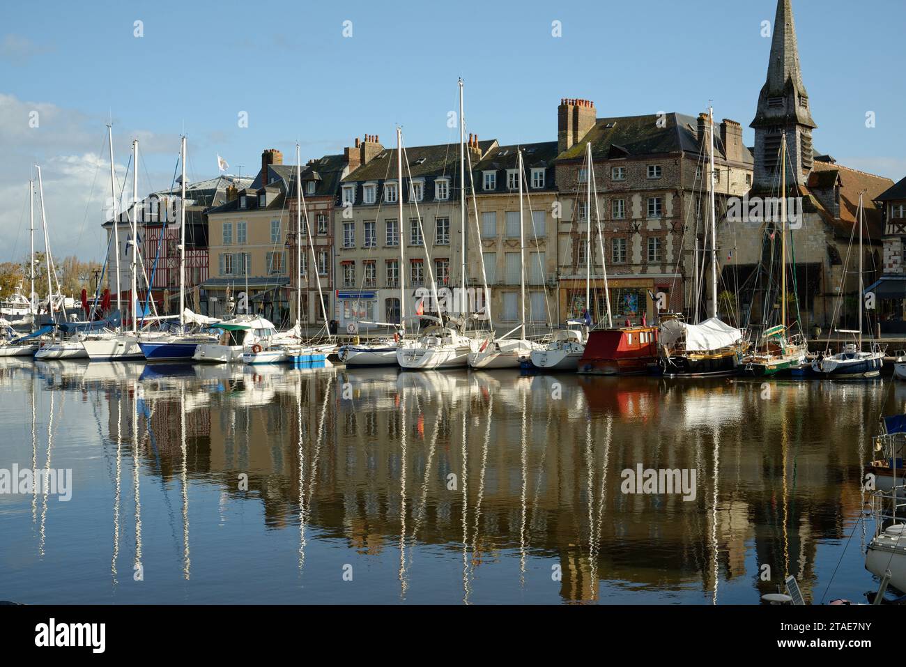La città di Honfleur, alla foce della Senna, nella regione di Calvados, nel nord della Francia. Un piccolo porto in Normandia, intatto nella seconda guerra mondiale. Foto Stock