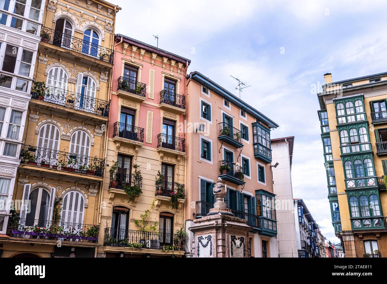 Spagna, Paesi Baschi, Bilbao, la città più grande della comunità autonoma dei Paesi Baschi e del nord della penisola iberica.le casco Viejo est le nom que l'on donne à Bilbao au “centre historique de la ville”. Il casco Viejo è il nome dato al centro storico di Bilbao, con facciate con logge di vetro dipinte in tipico abete basco verde o rosso ocra. Foto Stock