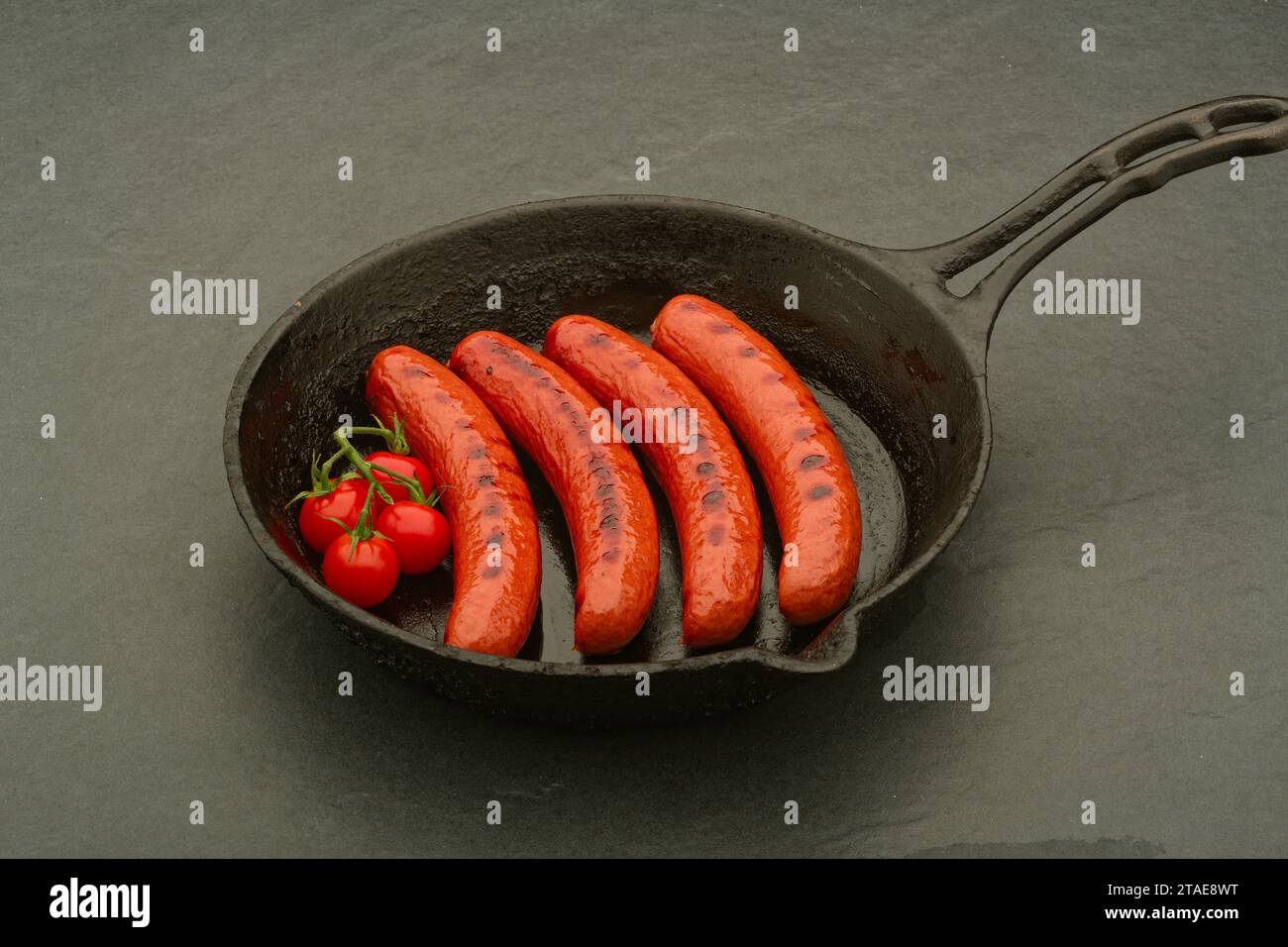 Salsicce tedesche cotte, con pomodori. Foto Stock