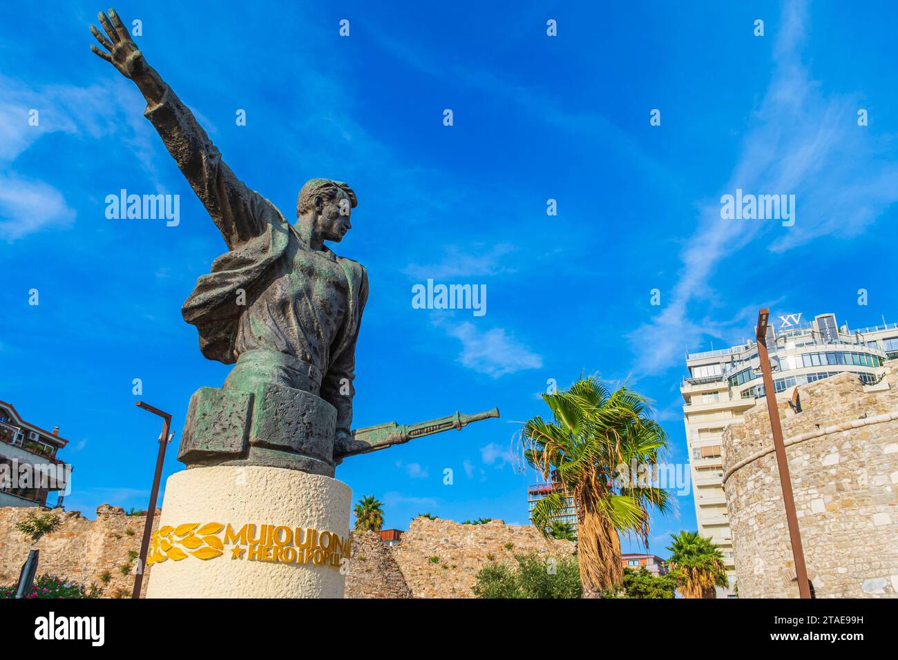 Albania, Durazzo, monumento in omaggio a Mujo Ulqinaku, eroe del popolo, uno dei primi combattenti della resistenza armata contro l’occupazione italiana nel 1939 Foto Stock