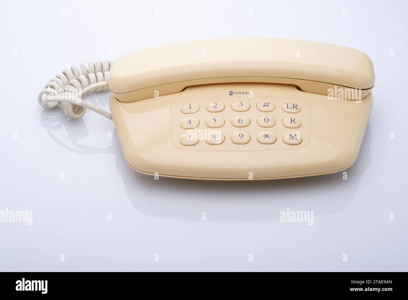 Un telefono tradizionale. Dispositivo di comunicazione. Parla con qualcuno al telefono. Su uno sfondo bianco. Foto Stock