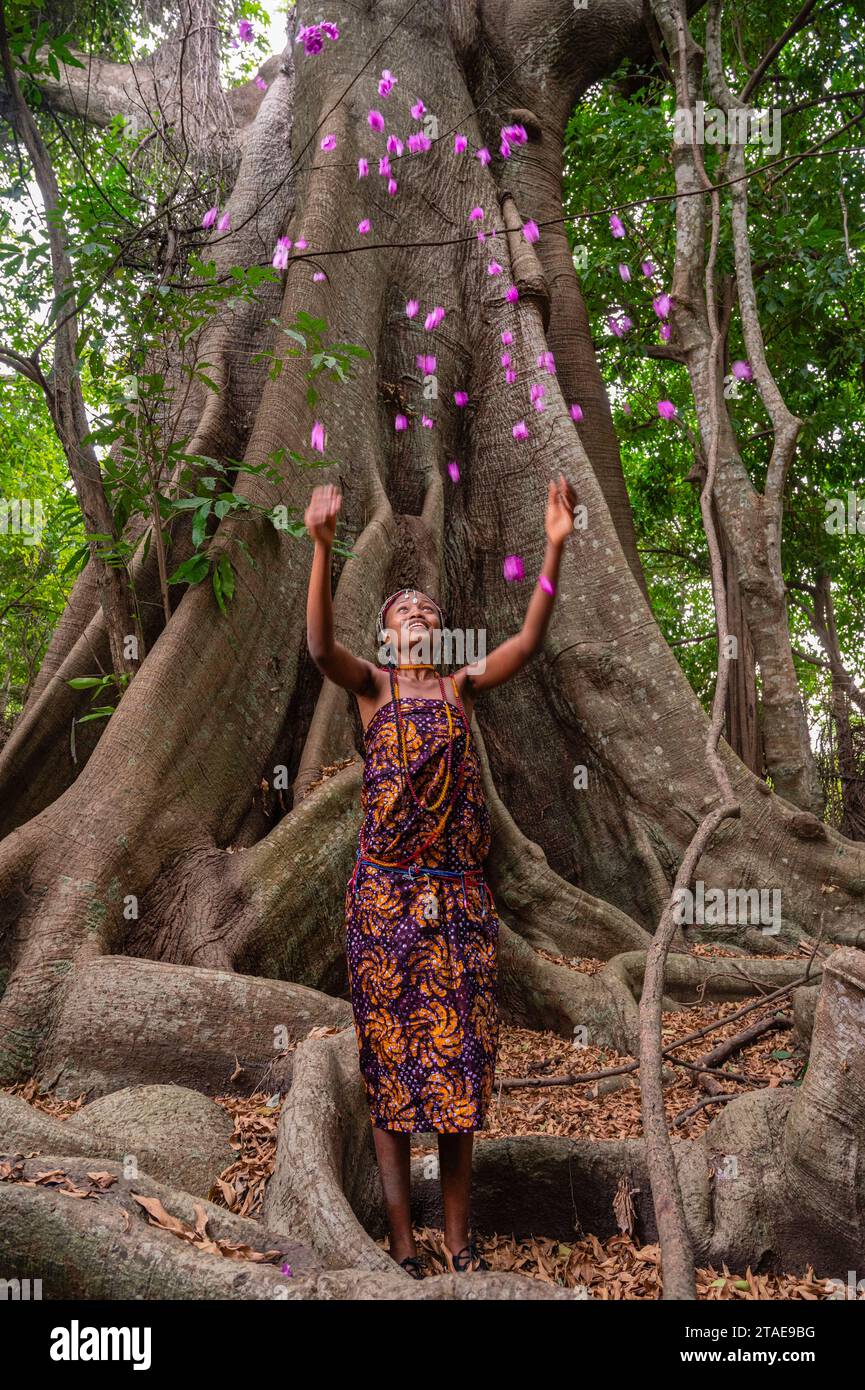 Senegal, Casamance, Cap Skirring area, f Diola donna con abiti tradizionali Foto Stock