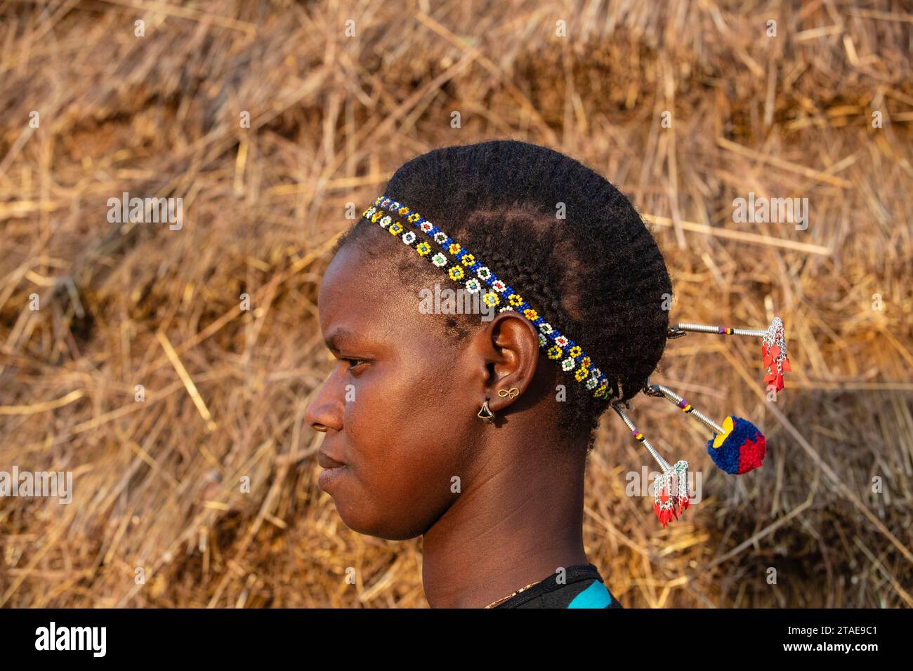 Senegal, Senegal orientale, zona di Kédougou, dipartimento di Dar Salam, villaggio di Ethiolo, donna del gruppo etnico Bassari con abiti tradizionali Foto Stock