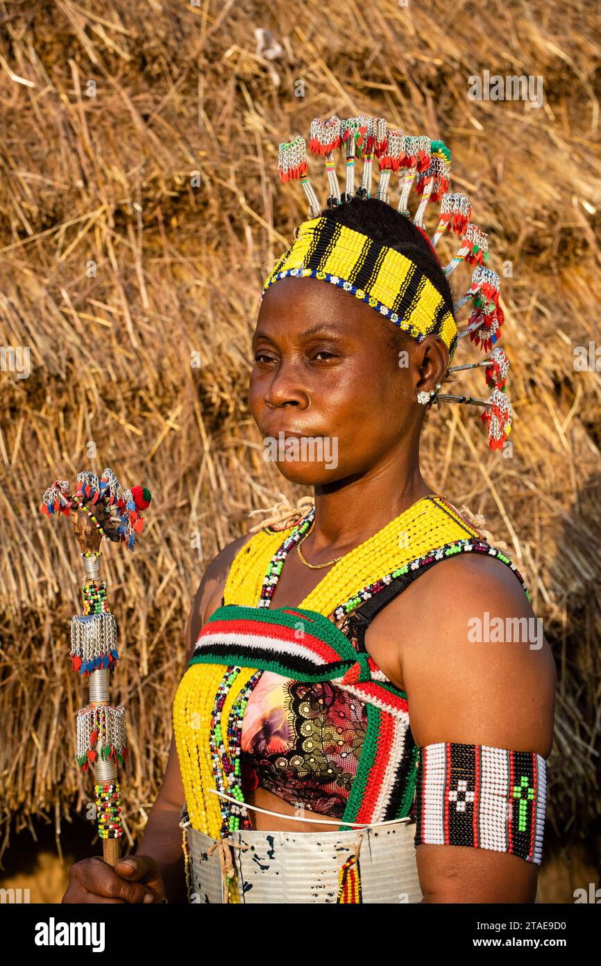 Senegal, Senegal orientale, zona di Kédougou, dipartimento di Dar Salam, villaggio di Ethiolo, donna del gruppo etnico Bassari con abiti tradizionali Foto Stock