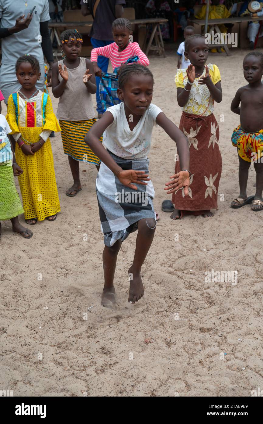 Senegal, Casamance, Cap Kirring, cerimonia che precede il tradizionale wrestling tra il gruppo etnico Diola, girl dance Foto Stock