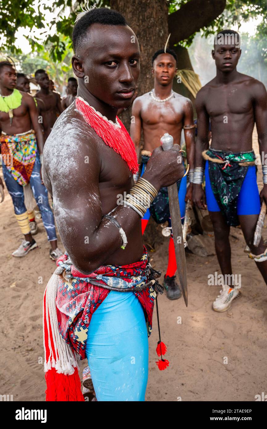 Senegal, Casamance, Cap Kirring, lottatori prima della tradizionale cerimonia di lotta tra il gruppo etnico Diola Foto Stock