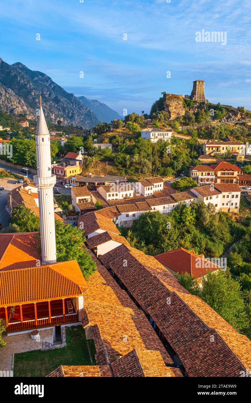 Albania, provincia di Durazzo, Kruje, l'antica città medievale dominata dal castello del V secolo, la Moschea Bazaar o la Moschea Murad Bey (1533) in primo piano Foto Stock