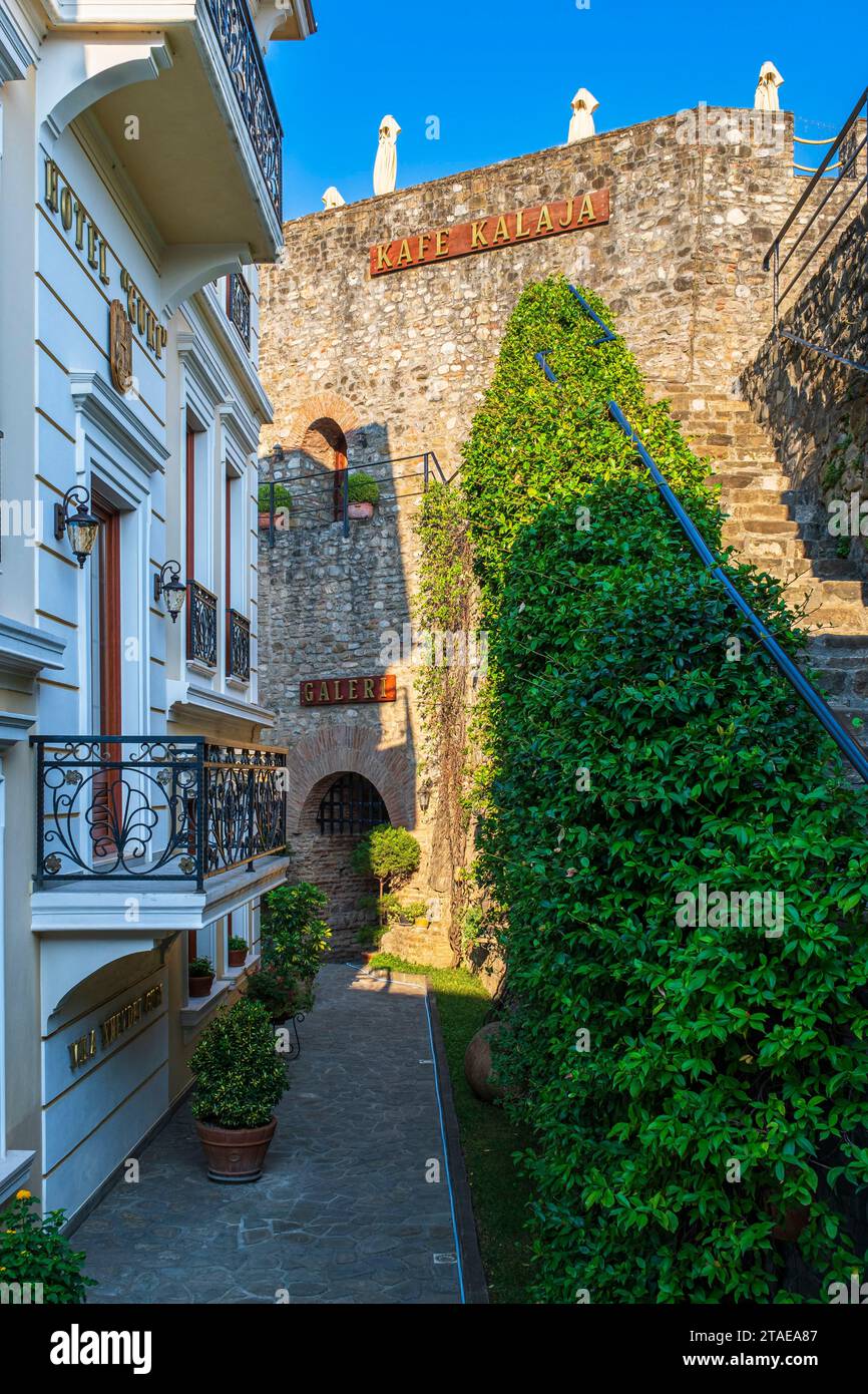 Albania, Elbasan, hotel Guri a 3 stelle e Kafe Kalaja all'interno della cittadella medievale Foto Stock