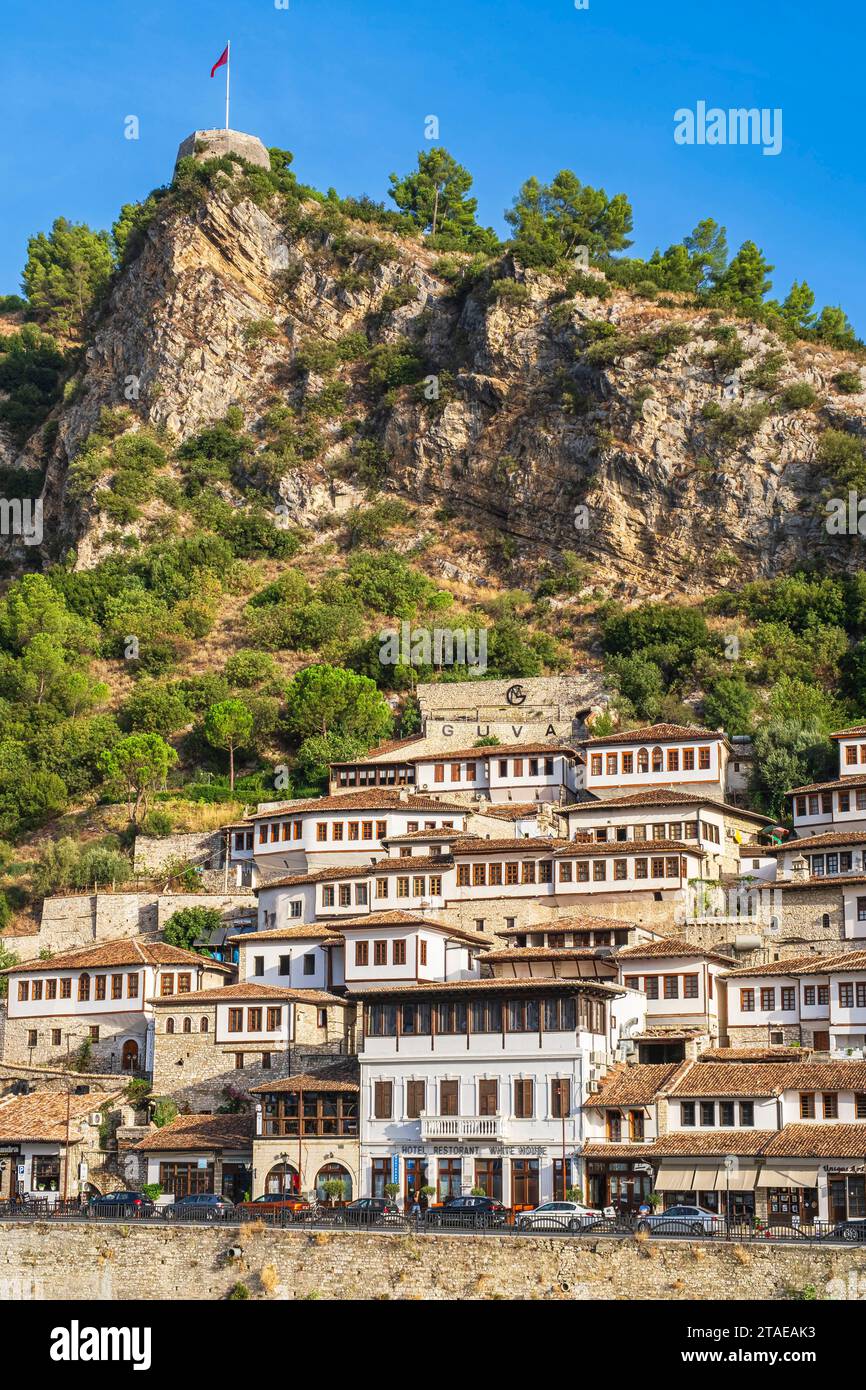 Albania, Berat, il centro storico dichiarato patrimonio dell'umanità dall'UNESCO, il quartiere di Mangalem dominato dal suo castello Foto Stock