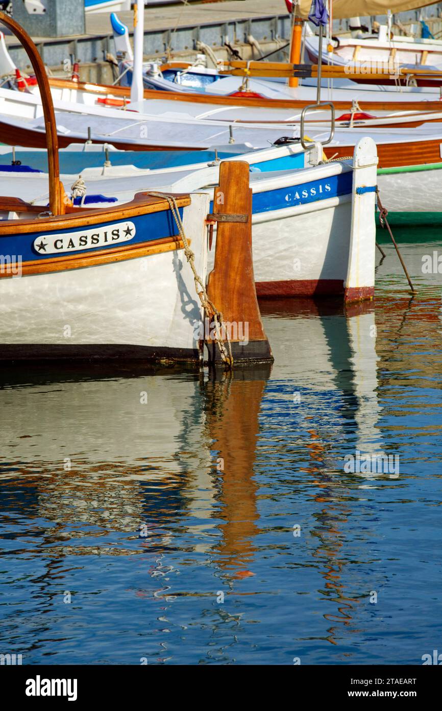 Francia, Bouches du Rhone, Cassis, il porto, barche di pesca tradizionale chiamate localmente Pointu Foto Stock