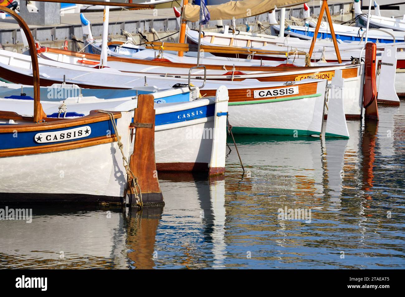 Francia, Bouches du Rhone, Cassis, il porto, barche di pesca tradizionale chiamate localmente Pointu Foto Stock