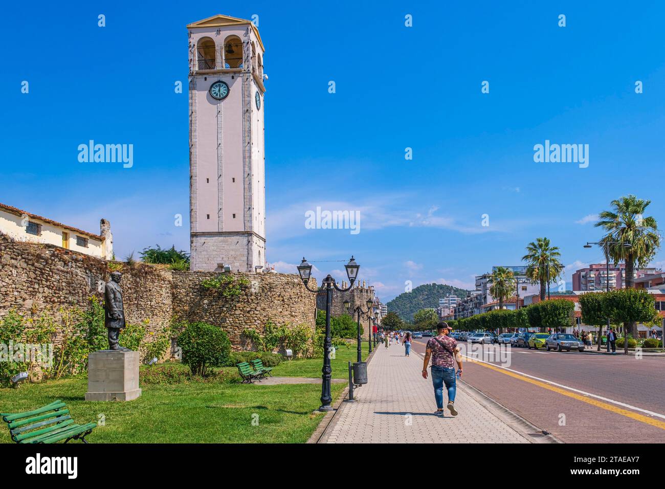 Albania, Elbasan, bastioni della cittadella medievale e della Torre dell'Orologio Foto Stock